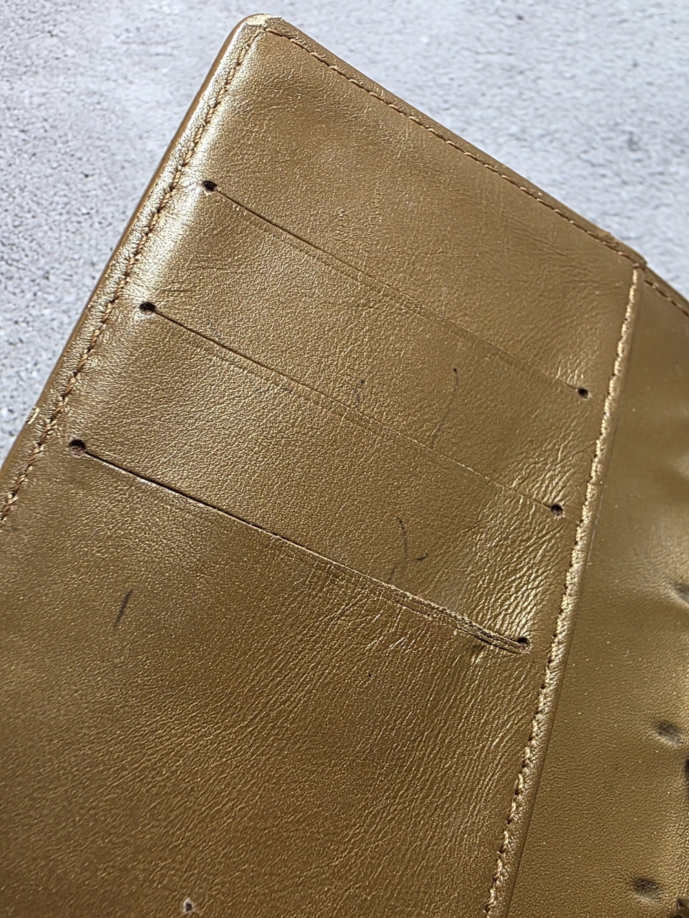 Louis Vuitton Gold Embossed Monogram Vernis Compact Agenda Cover - Picture 15 of 16